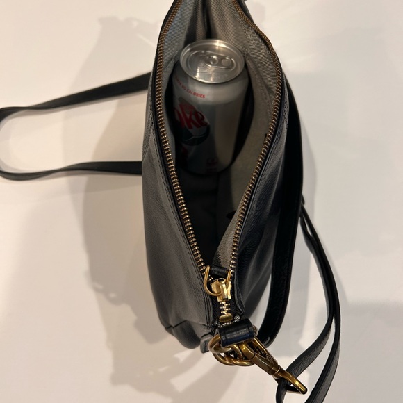 Fossil Black Leather Shoulder Bag with Gold Key Accent (A0011) - Picture 4 of 13